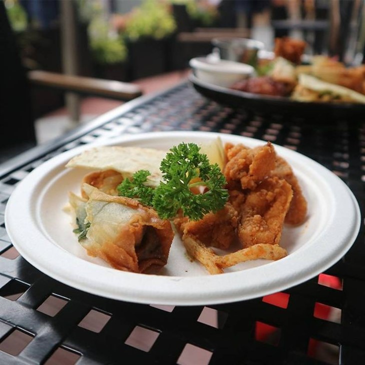 pratos de papel descartáveis, talheres…